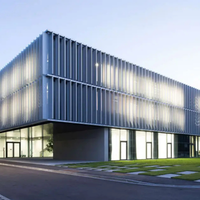 Fachada Industrial com Brises